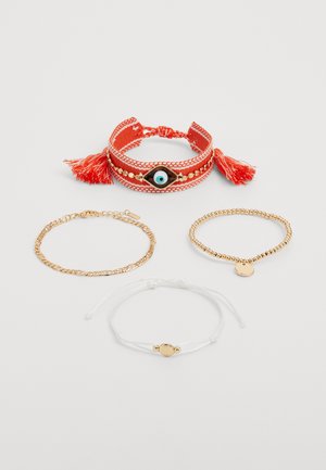 Neljä rannekorua: punainen kudottu tyyli, jossa on tupsuja ja silmädetalji, kultaketju, kultainen helmirae ja valkoinen säädettävä naru, jossa on kultasävy.