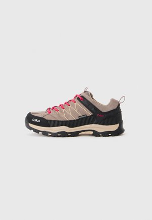 Chaussure de randonnée imperméable avec un design beige et noir, des lacets roses, des panneaux texturés et une semelle robuste pour une meilleure traction.