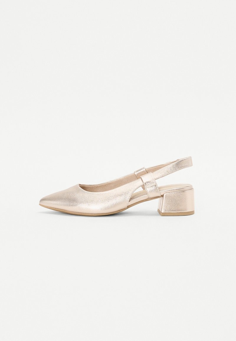 Chaussure slingback dorée métallisée avec bout pointu, petit talon bloc et détail de bride, présentée sur fond blanc uni.