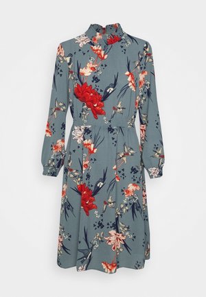 Robe à manches longues, longueur genou, col montant, base bleu-gris, motif floral et oiseaux rouge, blanc et marine.