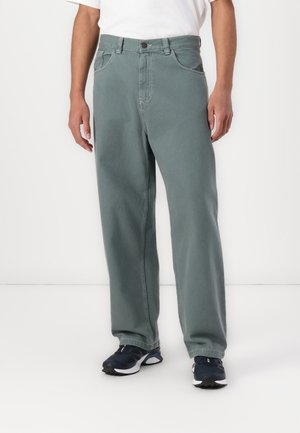 Hellgrüne, gerade geschnittene Hose aus einem Baumwoll-Mischgewebe, mit Knopfverschluss, frontalen Taschen und einer lockeren Passform.