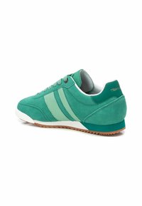 Baskets en suede vert avec un profil bas, dotées de deux bandes vert foncé, d'une semelle en caoutchouc blanc et d'une semelle extérieure en gomme texturée.