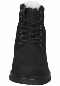 Bottes courtes noires en daim avec un col en fausse fourrure. Dotées d'œillets métalliques, de lacets ronds et d'une semelle extérieure en caoutchouc texturé.