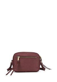 Borsa a tracolla bordeaux con superficie strutturata, hardware in metallo dorato, e due frange laterali, caratterizzata da una forma rettangolare compatta.