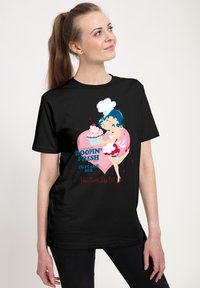 Czarna koszulka z postacią z kreskówki trzymającą babeczkę, z napisem "Czekoladowa Mieszanka Babeczek Boopin' Fresh Band" oraz wzorem serca.