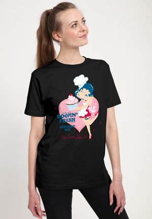 T-shirt noir avec un personnage de dessin animé tenant un cupcake, accompagné du texte "Mélange Cupcake Chocolat Boopin' Fresh Band" et d'un motif en forme de cœur.