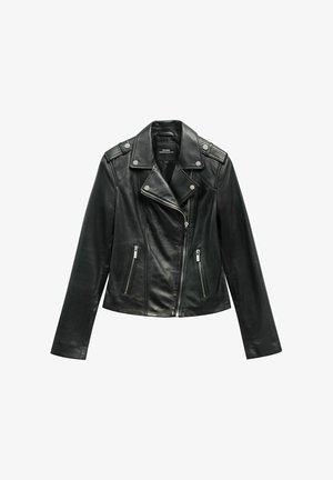 Czarna skórzana kurtka motocyklowa z asymetrycznym zamkiem błyskawicznym, zapinanymi na zamek kieszeniami bocznymi, kołnierzem na zatrzask oraz pagonami na ramionach.