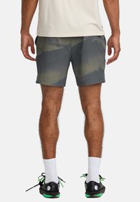 Kurze Hose in einem grünlich-grauen, leichten Stoff mit einem dezenten Bergmuster. Verfügt über Seitentaschen und eine bequeme Passform, kombiniert mit schwarzen Turnschuhen.