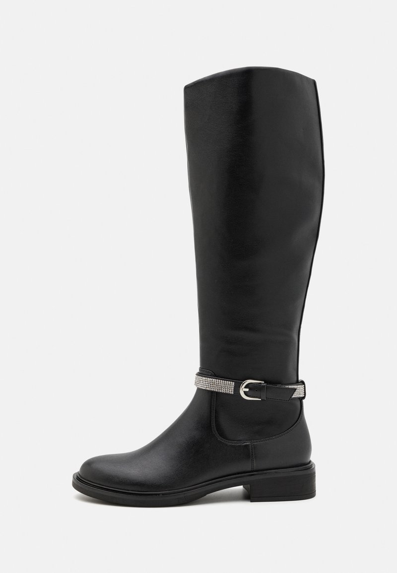Botte haute en cuir noir avec talon bas et sangle décorative à boucle argentée autour de la cheville, vue de profil sur un fond blanc.