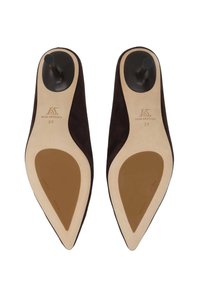 Ruske nubuk nahkakengät korkealla korolla, kärki terävä ja musta korko. Nahkasisäpohja, jossa on kohotettu logo. Koko 37, sileä nahkainen pohja.