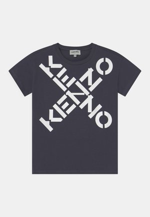 T-shirt in cotone blu navy con maniche corte, caratterizzato da un grande testo grafico bianco disposto in diagonale, che include 'KENZO'. Collo rotondo classico.