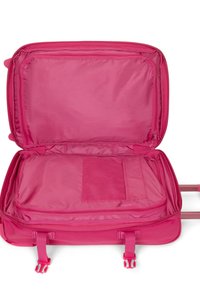 Valigia rosa, materiale morbido, forma rettangolare, con tasca interna in rete e chiusura con cerniera. Caratterizzata da doppie linguette della cerniera e maniglie laterali.