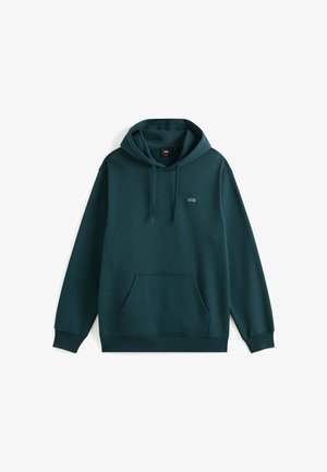 Tmavě zelená mikina s kapucí, která má vpředu klokaní kapsu a malé logo značky na hrudi. Vyrobena je z měkké, strukturované tkaniny.
