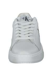Sneaker bianche in pelle con lacci piatti, punta rotonda, suola in gomma testurizzata e logo Calvin Klein di lato. Finitura liscia con accenti minimi.