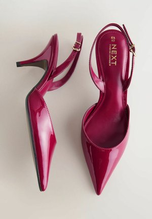 Fuchsia laklæder hæle med spidse tæer, tynde ankelremme og en blank finish. Har en slank silhuet og en smal stilethæle.