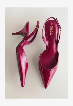 Fuksijas krāsas lakādas augstpapēži ar smailām purngaliem, plānām potīšu siksniņām un spīdīgu virsmu. Raksturo gluda silueta un šauras stiletto papēži.