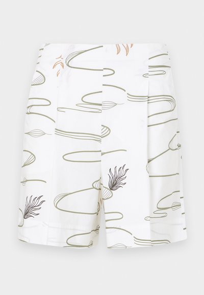 Balti šortai su laisvai krintančiais, abstrakčiais žaliais ir rudos spalvos linijų raštais, turintys raukšles ir glotnų paviršių.