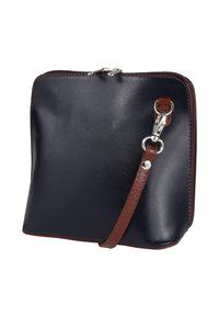 Marineblauwe leren clutch met een gladde textuur, bruine riem, zilverkleurige details en een ritssluiting bovenaan. Compact en vierkant ontwerp.