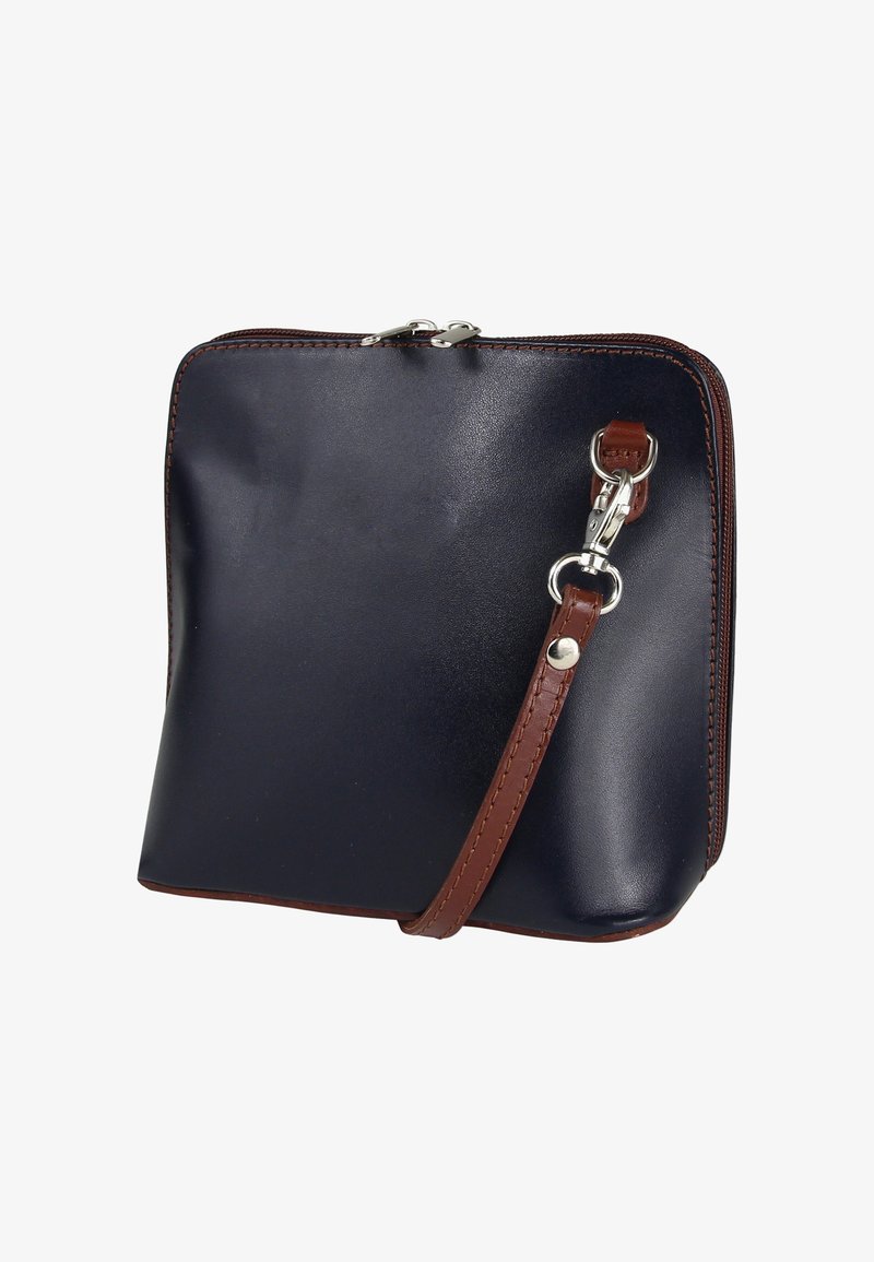 Marineblauwe leren clutch met een gladde textuur, bruine riem, zilverkleurige details en een ritssluiting bovenaan. Compact en vierkant ontwerp.