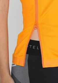 adidas by Stella McCartney T-shirt med print - orange