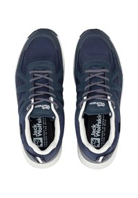 Sneaker in rete blu navy con superficie testurizzata, lacci grigio chiaro e suole in gomma. Presenta un logo sulla linguetta e una striscia bianca di accento.