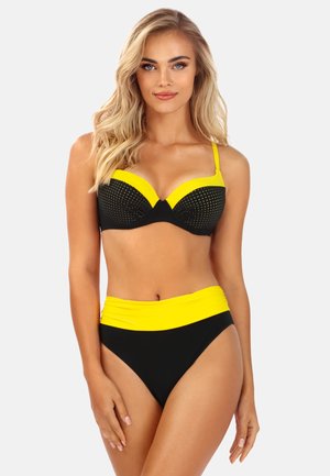 Czarny i żółty bikini. Górna część ma usztywniane miseczki z żółtym wykończeniem i perforowanym wzorem. Wysokowstawne majtki są głównie czarne z żółtymi akcentami.