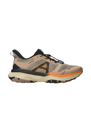 Chaussure de trail running beige et noire avec des accents orange, une semelle épaisse, des détails en mesh et une grande lettre "A" sur le côté.
