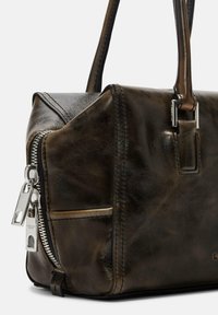 Dunkelbraune Lederhandtasche mit doppelten Griffen, sichtbaren Nähten und silbernen Reißverschlüssen an der Seite.