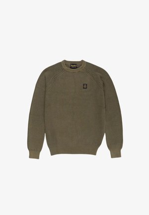 Maglione lavorato a maglia verde oliva con collo rotondo, maniche lunghe, polsini e orlo a costine, e un piccolo logo applicato sul petto.