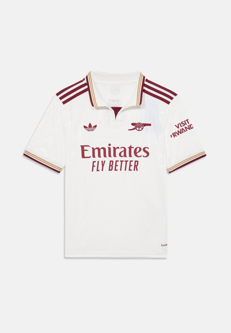 Camisola de manga curta branca com detalhes em bordô, apresentando um colarinho, três riscas, o logotipo "Emirates FLY BETTER" e o logotipo da Adidas.