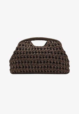Sac à main tissé marron avec une texture en maille épaisse et une poignée découpée, forme rectangulaire avec une structure souple et lâche.