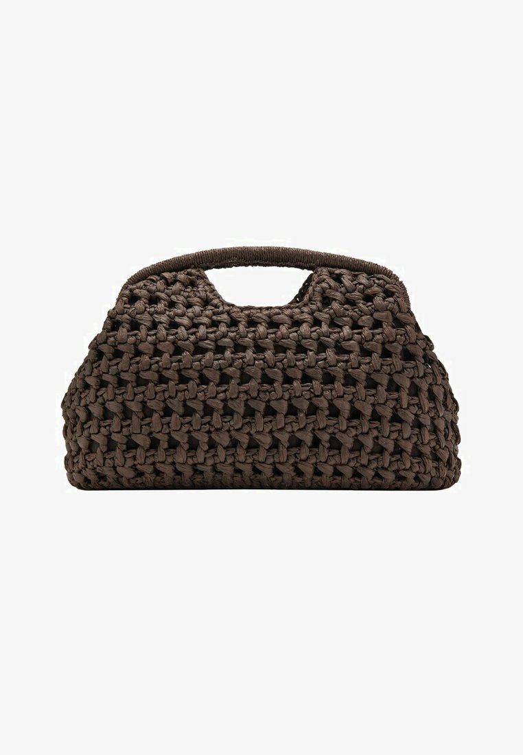 Sac à main tissé marron avec une texture en maille épaisse et une poignée découpée, forme rectangulaire avec une structure souple et lâche.