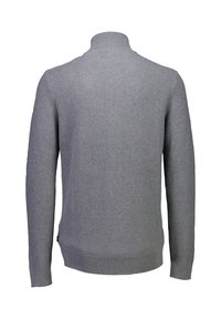 Grå stickad tröja med hög krage. Har ett texturerat mönster, långa ärmar och ribbad fåll. Inga synliga knäppningar eller detaljer.