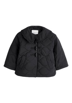 Čierna prešívaná detská bunda so širokým volánovým golierom, zapínaním na zarážky a prednými vreckami na jednofarebnom pozadí.