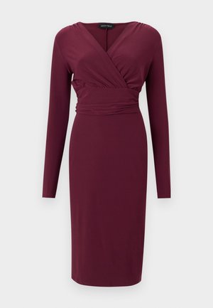 Robe bordeaux à manches longues, longueur genou, avec encolure en V style portefeuille et taille ajustée, par Anna Field.