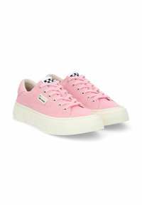 Sneakers in tela rosa con suole in gomma bianche, dotate di occhielli argento, lacci piatti e una linguetta sul tallone a scacchi in bianco e nero.