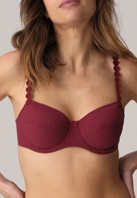 Sujetador burdeos con aros, detalles de tirantes con borde en forma de ola y un botón central. Tela suave con forma estructurada y cobertura completa.