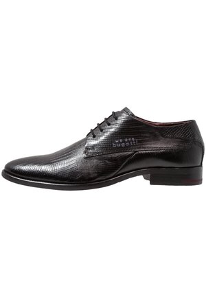 Chaussure habillée pour homme en cuir noir avec lacets et motif texturé, talon bas et logo Bugatti sur le côté.