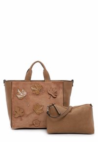 Sac tote en cuir marron avec une finition en daim, doté de détails en appliqué de feuilles. Comprend une petite pochette assortie avec une sangle.