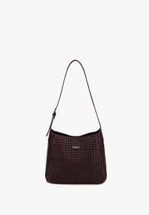 Sac bandoulière en cuir brun foncé avec une texture tissée et une sangle réglable, avec une petite plaque métallique du logo de la marque sur le devant.