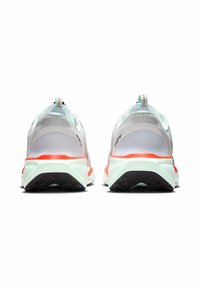 Hardloopschoenen met een lichtgrijze mesh bovenkant, neon muntgroene en koraalkleurige accenten, gevoerde zolen en gestructureerde zwarte rubberen buitenzolen.