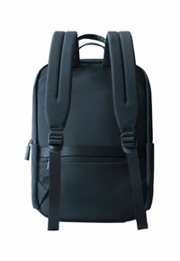 Zaino nero con spallacci imbottiti, forma rettangolare, tasca con zip e tessuto testurizzato. Presenta cuciture rinforzate e spallacci regolabili.