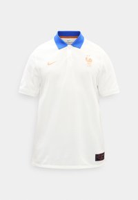 Polo blanc à manches courtes avec col bleu, logo Nike doré sur la poitrine droite et emblème du coq doré avec trois étoiles sur la poitrine gauche.