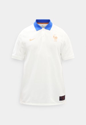 Hvid kortærmet polo med blå krave, gyldent Nike-logo på højre bryst og gyldent hyrdeemblem med tre stjerner på venstre bryst.