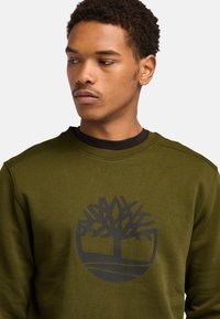 Timberland TREE LOGO CREW NECK  - Sweatshirt - dark olive