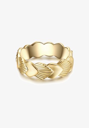 Guld-båndring med et flettet design, hjerteformede accenter og teksturerede detaljer, glat inderside og scalloperede kanter.