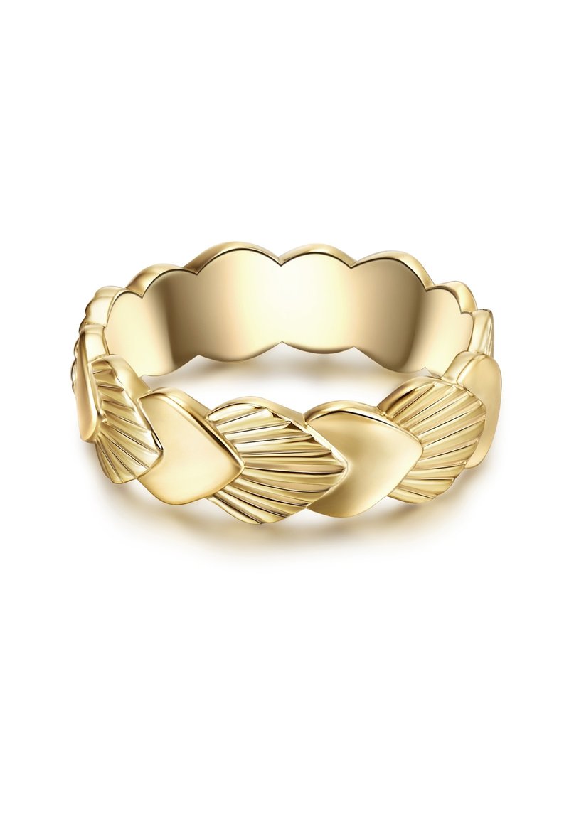 Guldarmband med flätad design, hjärtformade detaljer och texturerad yta, med slätt inre och scalloped kanter.