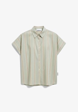 Chemise à manches courtes boutonnée en vert clair avec des rayures verticales beiges et blanches, col classique et ourlet droit.