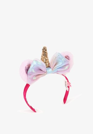 Bandeau avec des oreilles roses duveteuses, un nœud iris é et une corne de licorne en sequins dorés sur une base rouge, présenté sur fond blanc.