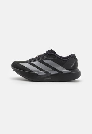 Schwarzer Laufschuh mit silbernen Streifen, dicke gepolsterte Sohle beschriftet "Lightstrike Pro", Seitenansicht auf weißem Hintergrund.